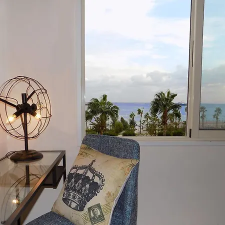 3b Seafront Retro Apt Olympic Beach לימסול